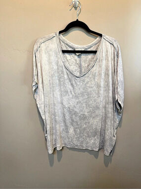 White Crow Short Sleeve V-Neck Top in Gray Size Large